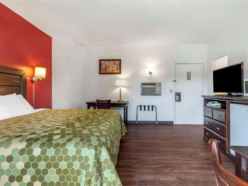 Econo Lodge Lee - Great Barrington Екстер'єр фото
