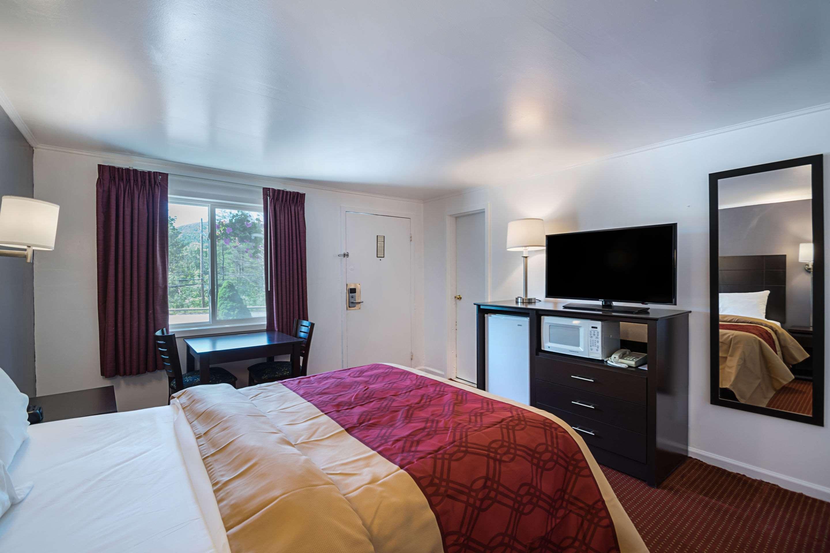 Econo Lodge Lee - Great Barrington Екстер'єр фото