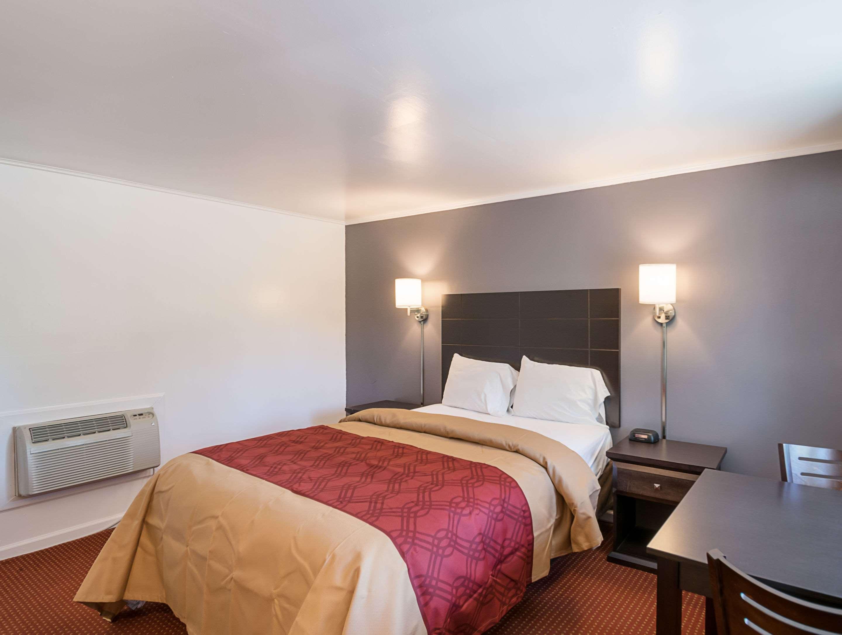 Econo Lodge Lee - Great Barrington Екстер'єр фото