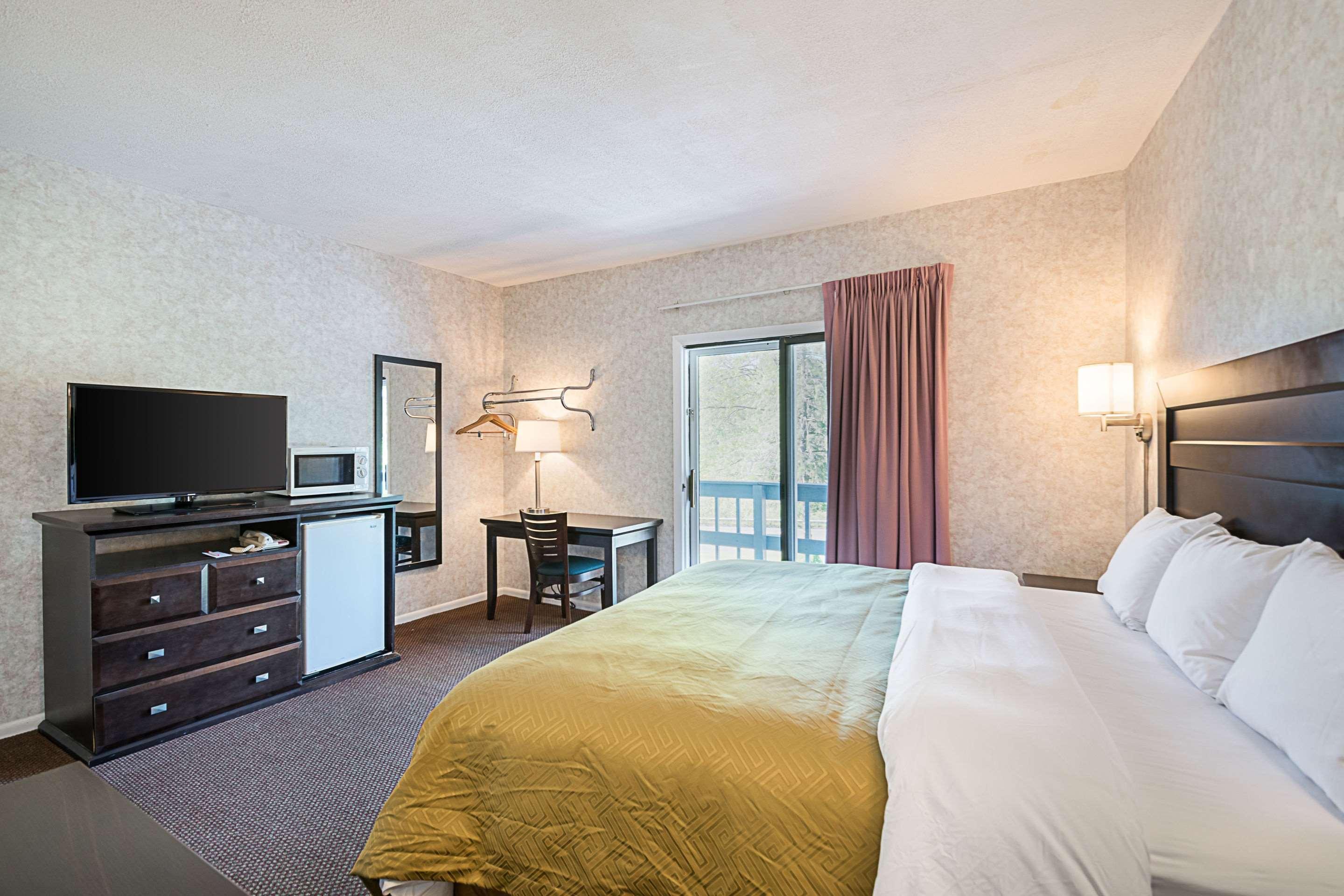 Econo Lodge Lee - Great Barrington Екстер'єр фото