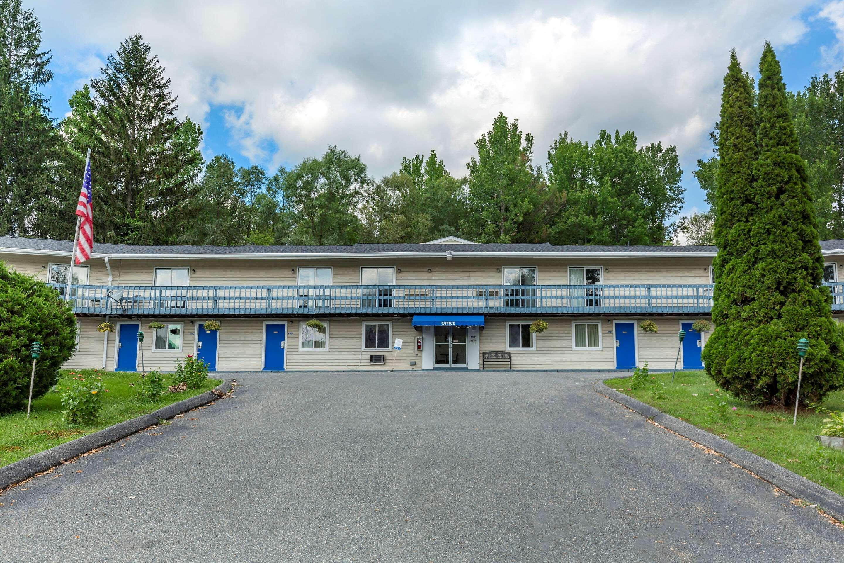 Econo Lodge Lee - Great Barrington Екстер'єр фото