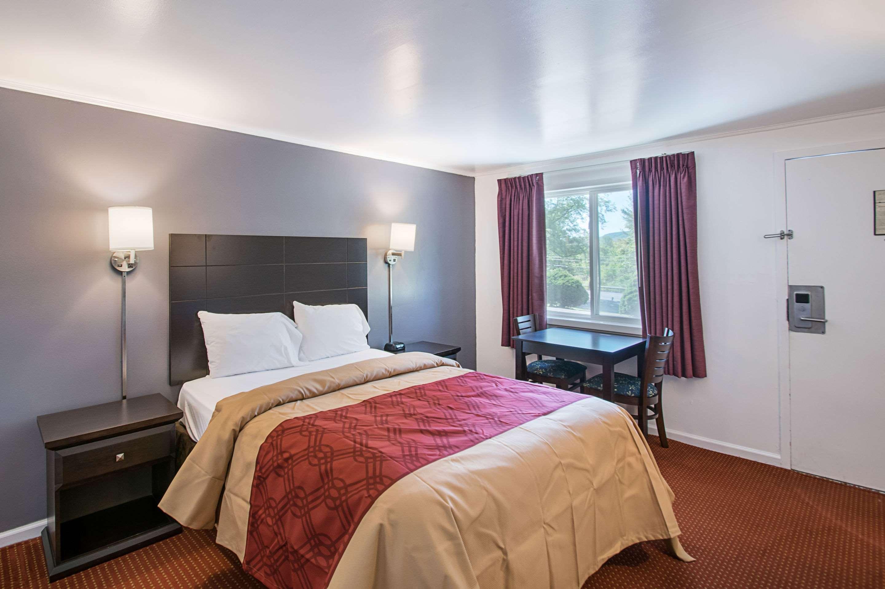 Econo Lodge Lee - Great Barrington Екстер'єр фото