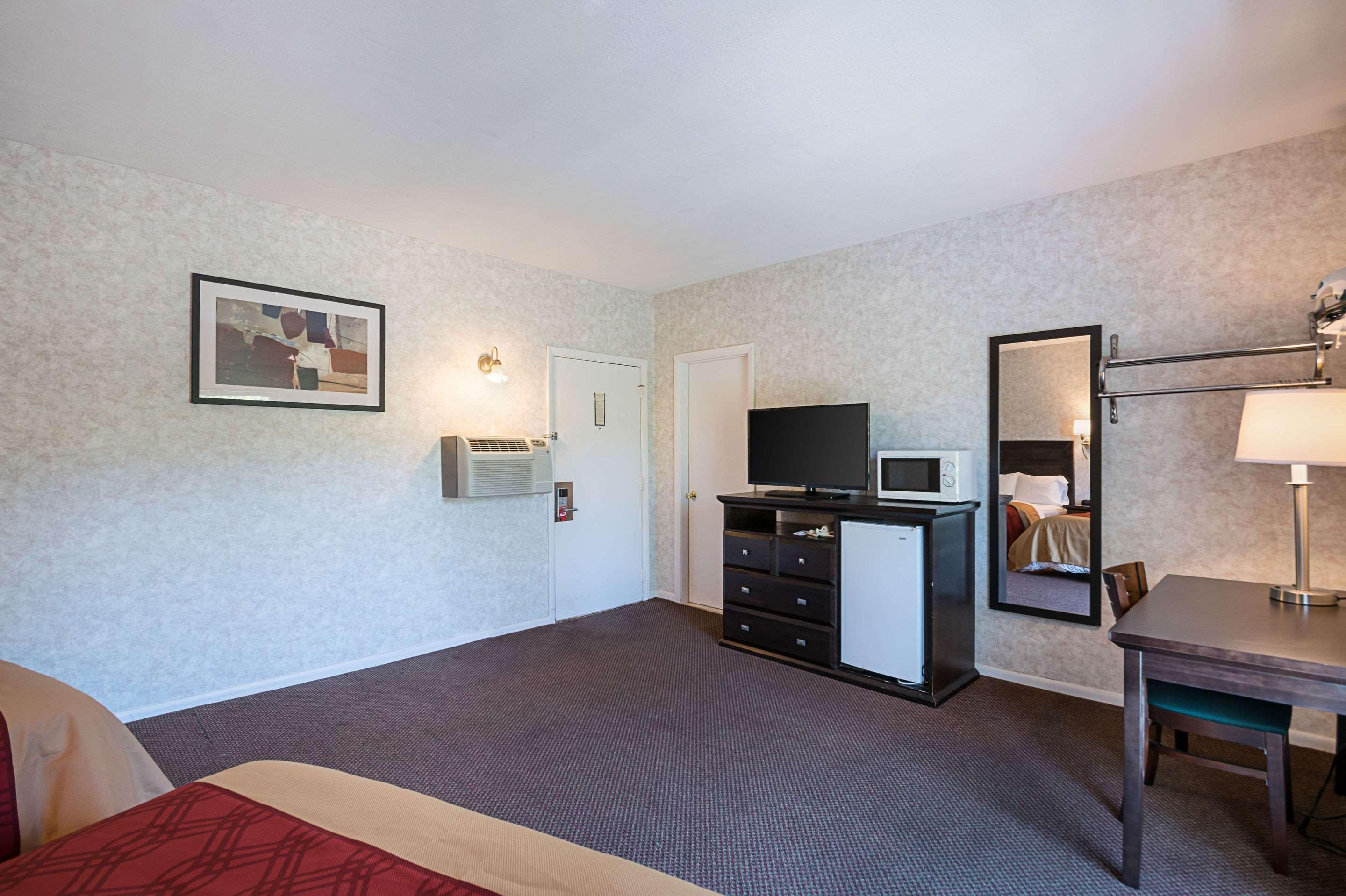 Econo Lodge Lee - Great Barrington Екстер'єр фото