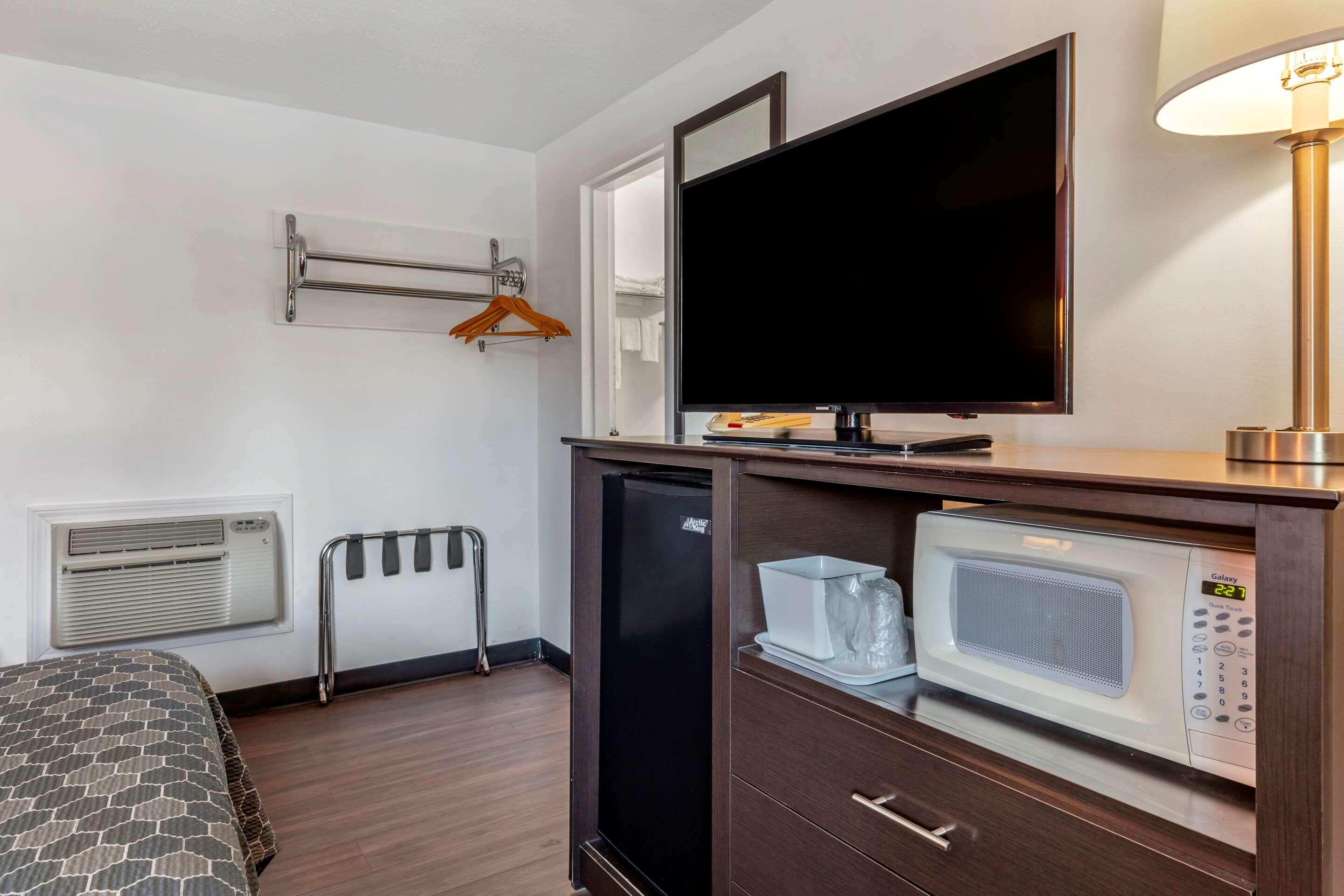 Econo Lodge Lee - Great Barrington Екстер'єр фото