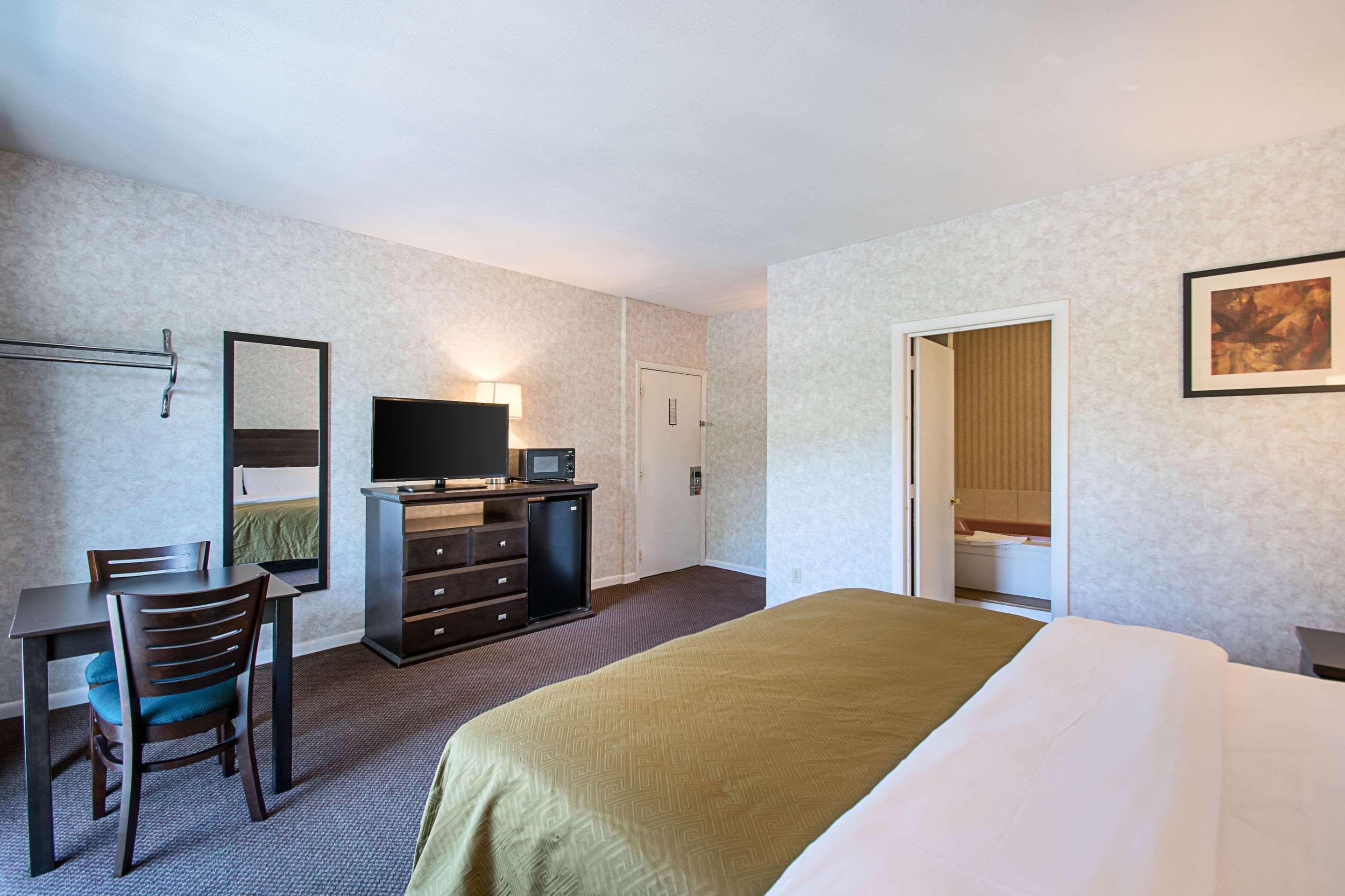 Econo Lodge Lee - Great Barrington Екстер'єр фото