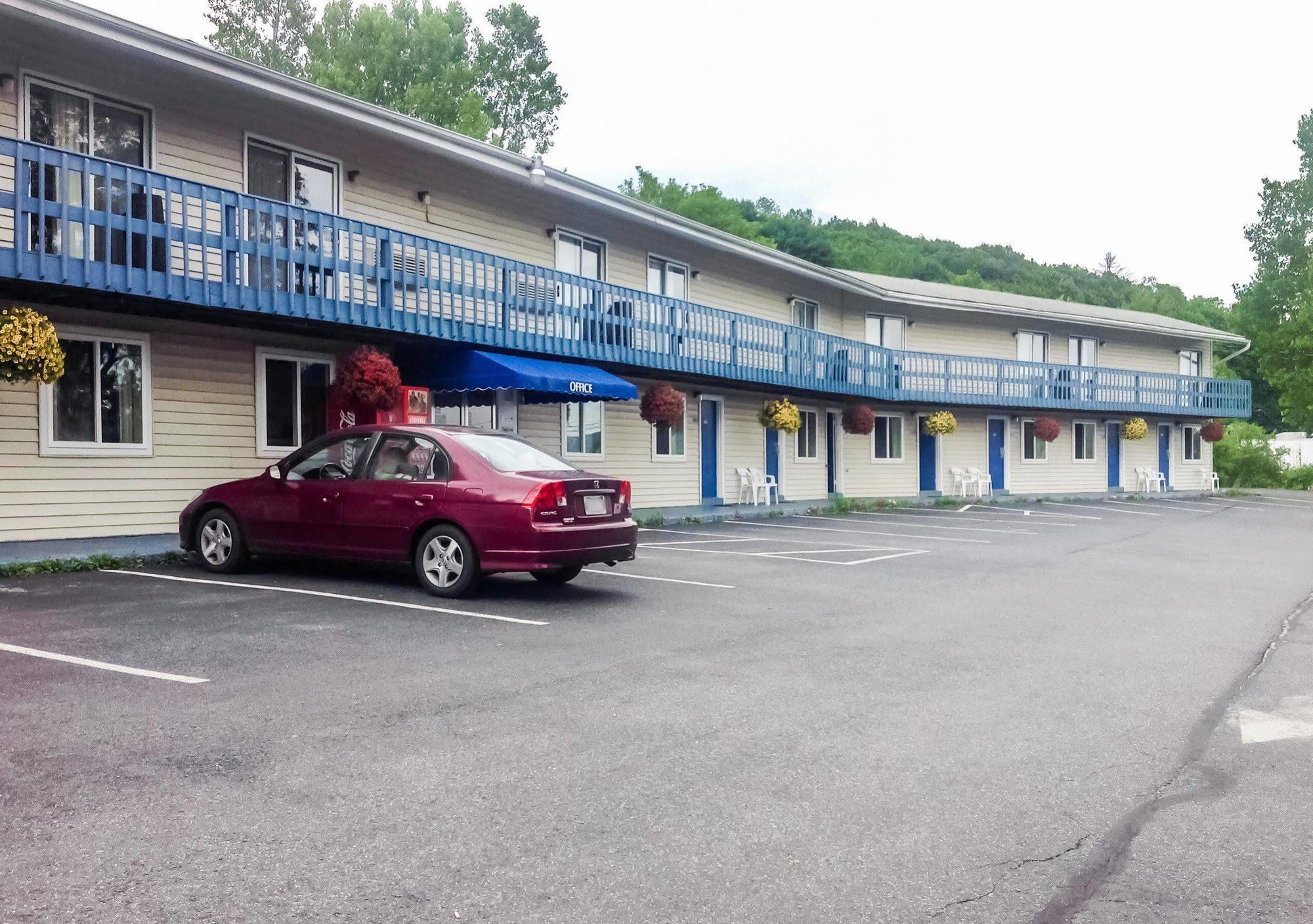 Econo Lodge Lee - Great Barrington Екстер'єр фото